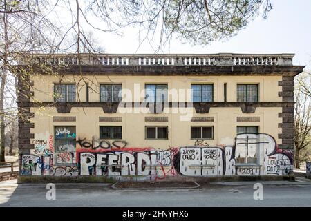 München, Maximilianswerk (Maxwerk), Wasserkraftwerk, Zustand vor Sanierung 04/2020, Nordseite Stockfoto