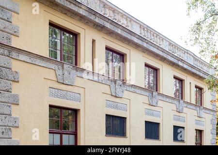 München, Maximilianswerk (Maxwerk), Wasserkraftwerk, Zustand nach der Sanierung 2020, Fassadendail Nordseite Stockfoto