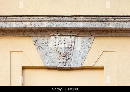 München, Maximilianswerk (Maxwerk), Wasserkraftwerk, Zustand nach der Sanierung 2020, Fassadendail Südseite, Stockfoto