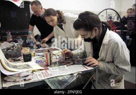 KIEW, UKRAINE - 18. MAI 2021 - Studenten werden bei der Arbeit an der Ukrainischen Nationalen Akademie der Schönen Künste und Architektur, Kiew, Hauptstadt der Ukraine, gesehen. Stockfoto