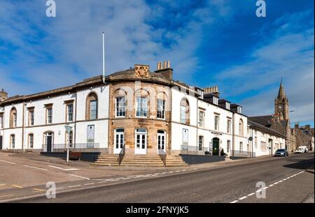 CULLEN TOWN MORAY SCOTLAND MIT BLICK AUF DIE SEAFIELD STREET IN RICHTUNG TOURISTEN INFORMATIONEN SEAFIELD ARMS HOTEL BUILDING Stockfoto