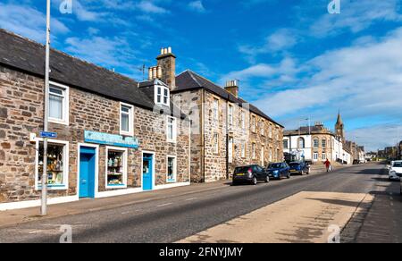 CULLEN TOWN MORAY SCOTLAND MIT BLICK AUF DIE SEAFIELD STREET, VORBEI AN CULLEN SAMMLERSTÜCKE Stockfoto