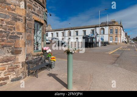 CULLEN TOWN MORAY SCOTLAND MIT BLICK AUF DIE SEAFIELD STREET IN RICHTUNG TOURISTEN INFORMATIONSGEBÄUDE Stockfoto