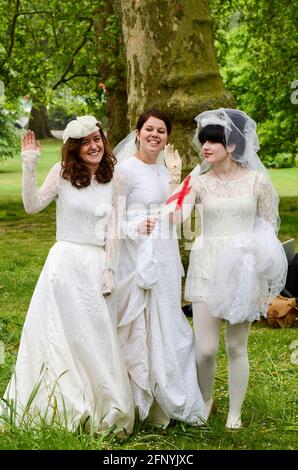 2011 Königliche Hochzeit von William und Kate. Junge Frauen in der Mall, in der Nähe von St. James's Park, in stilisierten Hochzeitskleider gekleidet Stockfoto