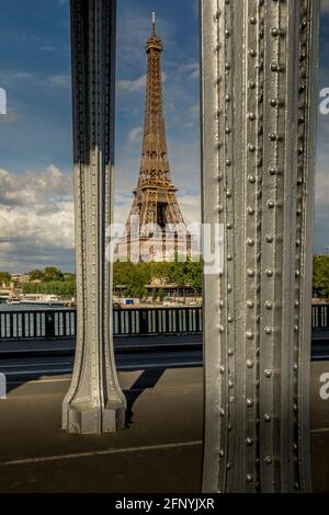 Paris, Frankreich - 10. Mai 2021: Eiffelturm von der Metallbrücke Bir-Hakeim bei Sonnenuntergang in Paris Stockfoto