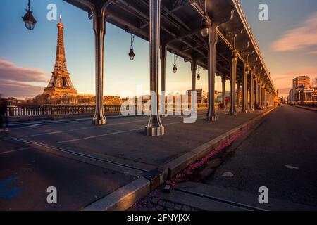 Paris, Frankreich - 10. Mai 2021: Eiffelturm von der Metallbrücke Bir-Hakeim bei Sonnenuntergang in Paris Stockfoto