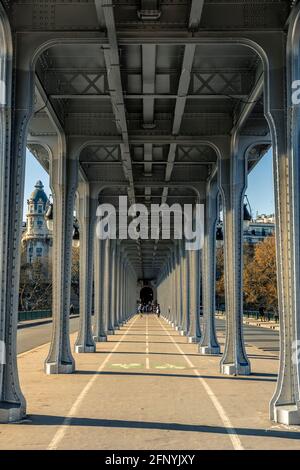 Paris, Frankreich - 10. Mai 2021: Panoramablick auf die alte historische Pont de Passy Bir-Hakeim Stahlbogenbrücke Viadukt Symmetrietunnel über die seine in Par Stockfoto