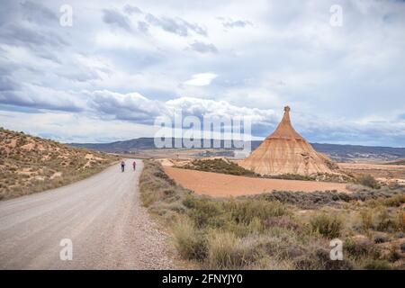 Radweg neben dem Berg Castildetierra in Badlans von Navarra (Bardenas Reales de Navarra) Dessert mitten in Spanien. Mai 2021. Stockfoto