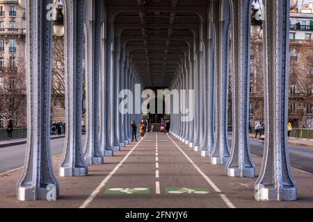 Paris, Frankreich - 10. Mai 2021: Panoramablick auf die alte historische Pont de Passy Bir-Hakeim Stahlbogenbrücke Viadukt Symmetrietunnel über die seine in Par Stockfoto