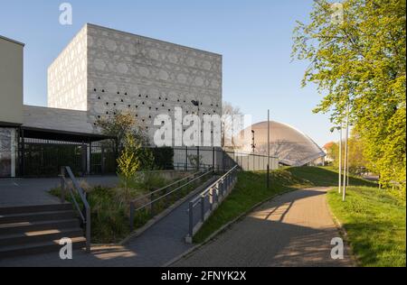 Bochum, Neue Synagoge und jüdisches Gemeindezentrum, 2005 bis 2007 unter der Leitung des Architekturbüros Peter Schmitz erbaut, rechts das Zeiss-Plane Stockfoto