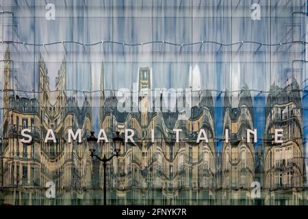 Paris, Frankreich - 13. Mai 2021: Dies ist die Vorderseite des Ladens von La Samaritaine. Blick von der Rue de Rivoli, 1. Arrondissement von Paris. Die Reflexionen von Stockfoto