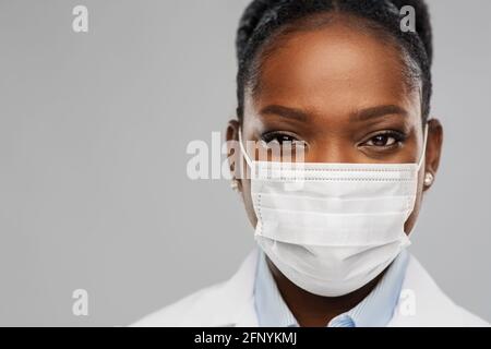 afroamerikanische Ärztin in Gesichtsmaske Stockfoto