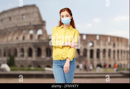 Junge Frau in schützender medizinischer Maske Stockfoto