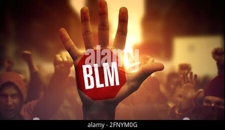 Menge von multiethnischen Menschen auf politischer Demonstration. BLM geschrieben auf Raised Palm. BLM - aus der Nähe der erhöhten Handfläche auf Schlag. Öffentlicher Protest und Kampf für BLM. Stockfoto