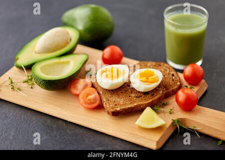 Toast Brot mit Eiern, Kirschtomaten und Avocado Stockfoto