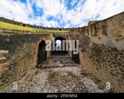 Das Amphitheater von Pompeji ist das älteste unter den aus der Römerzeit bekannten. Erbaut im Jahr 70 v. Chr. auf Initiative der Richter Caius Quinctus Valgus und Marcus Porcius - Pompeji archäologische Stätte, Italien Stockfoto