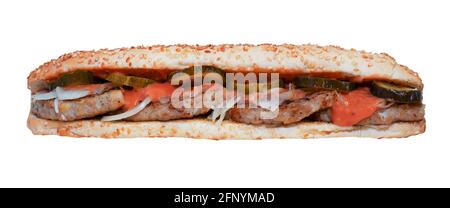 Ein einfaches Sandwich mit Schnitzel, Huhn, leicht gesalzener Gurke, Zwiebel und Sauce auf Brot. Langes Sandwich isoliert auf weißem Hintergrund. Schnelles Mittagessen, Sesam. Menü „Tankstelle“. Fast Food. Stockfoto