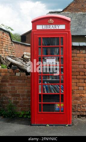 Telefonbox, die als Dorfbibliothek genutzt wird, Churchover, Warwickshire, England, Großbritannien Stockfoto