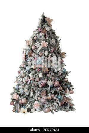 Neujahrsbaum auf weißem Hintergrund isoliert. Weihnachtsdekorationen und Blumen auf einem stilvollen grün-silbernen Weihnachtsbaum. Festliche Einrichtung. Stockfoto