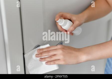 Türgriff zur Handreinigung mit Desinfektionsspray Stockfoto