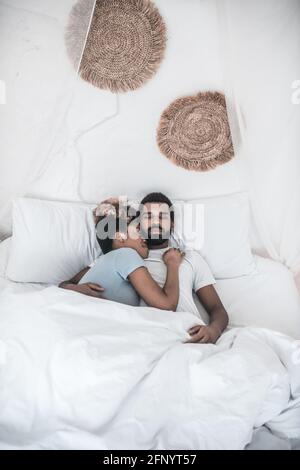 afroamerikanische Frau und Mann liegen umarmt Stockfoto