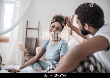afroamerikanisch berührender Kopf der glücklichen Frau Stockfoto
