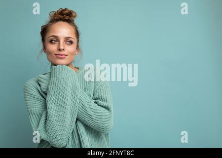 Close-up Porträt von schön aussehende attraktiv schöne liebenswerte ziemlich niedlich Winsome Wunderschöne fröhlich fröhlich fröhlich wellig-haarige blonde Frau auf Pastell isoliert Stockfoto