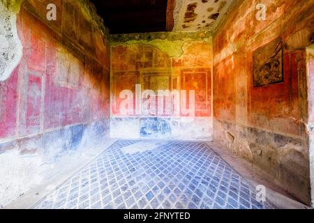 Fresko verzierte Wände im Haus von Menander (Casa del Menandro) - archäologische Stätte von Pompeji, Italien Stockfoto