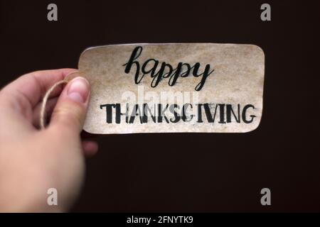 Die Inschrift 'Happy Thanksgiving' in der Hand Stockfoto