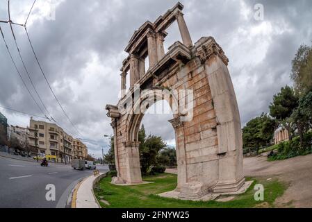 Athen, Attika - Griechenland. Der Hadrianbogen, am häufigsten auf Griechisch als Hadrianstor bekannt. Vasilissis Amalias Avenue Stockfoto