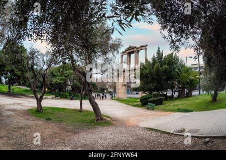 Athen, Attika - Griechenland. Der Hadrianbogen, der auf Griechisch am häufigsten als Hadrianstor bekannt ist, liegt in der Nähe der archäologischen Stätte von Olympieion Stockfoto