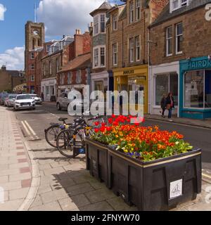 Geschäfte und Menschen in der farbenfrohen High Street der Küstenstadt North Berwick, East Lothian, Schottland, Großbritannien Stockfoto