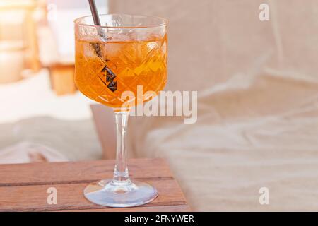 Nahaufnahme von Kristallglas mit Orangengetränk. Stockfoto