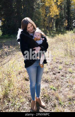 Porträt einer Frau, die im Wald mit ihrer kleinen Tochter steht, Kalifornien, USA Stockfoto