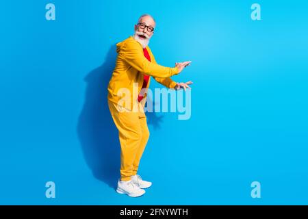 Foto in voller Größe von funky lustig verrückt fröhlich Großvater tanzen Auf blauem Hintergrund isoliert herumtollend Stockfoto