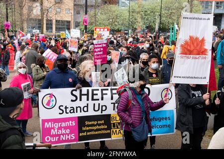 Sheffield, Großbritannien: 1. Mai 2021: Sheffield tritt gegen Rassismus ein Protestierende versammeln sich zum internationalen Tag der Arbeiter und des Töts, dem Rathaus Stockfoto