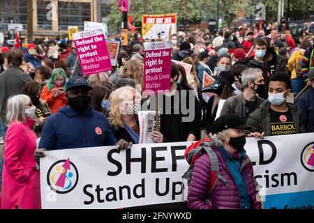 Sheffield, Großbritannien: 1. Mai 2021: Sheffield tritt gegen Rassismus ein Protestierende versammeln sich zum internationalen Tag der Arbeiter und des Töts, dem Rathaus Stockfoto