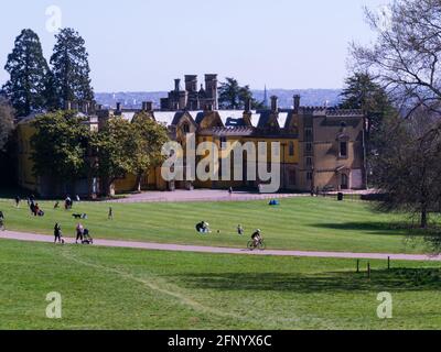 Blick auf Ashton Court Mansion Long Ashton Bristol England Großbritannien mit zahlreichen Wanderern, die einst die Heimat der Familie Smyth besuchten Stockfoto