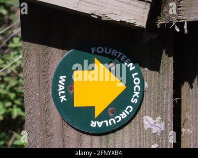 Wegmarkerscheibe zeigt Route der beliebten vierzehn Schleusen Rundpublikum Fußweg um Crumlin Arm of Monmouthshire Canal Rogerstone Newport Wales Stockfoto