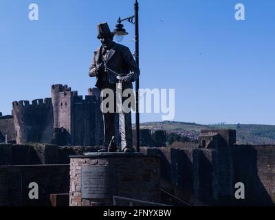 Die Bronzeskulptur des in Caerphilly geborenen Komikers Tommy Cooper steht 9 m hoch auf einem Sockel aus Naturstein und Granit. Erstellt vom Bildhauer Jame Stockfoto