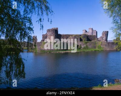 Blick über den Graben zu den Ruinen von Caerphilly Castle, erbaut im 13 Von Gilbert de Clare an einem schönen Frühlingstag im April Stockfoto