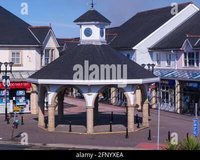 Eintritt zum Castle Court Shopping Centre Caerphilly Gwent South Wales Großbritannien mit Uhrturm Post Office und Card Factory Shop Stockfoto