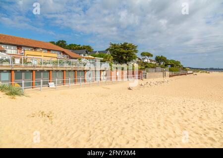 Blick auf das Anwesen mit Blick auf Sandbanks Beach in Poole Bay, Poole, Dorset, England, Vereinigtes Königreich, Europa Stockfoto