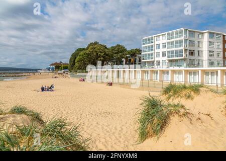 Blick auf das Anwesen mit Blick auf Sandbanks Beach in Poole Bay, Poole, Dorset, England, Vereinigtes Königreich, Europa Stockfoto