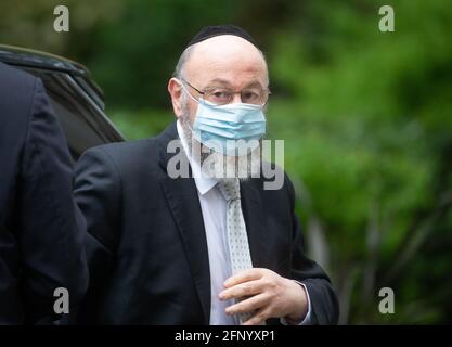 London, Großbritannien. Mai 2021. Oberrabbiner Ephraim Mirvis verlässt nach einem Treffen die Nummer 10. Kredit: Mark Thomas/Alamy Live Nachrichten Stockfoto