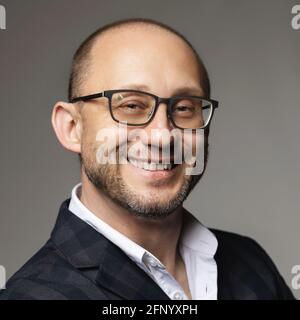 Nahaufnahme eines lächelnden und selbstbewussten Mannes. Stockfoto