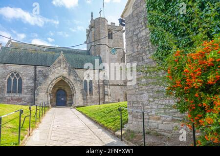 Blick auf St. Edward, King & Martyr Church, Corfe, Dorset, England, Vereinigtes Königreich, Europa Stockfoto