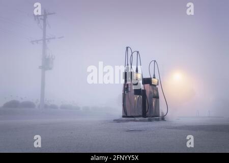 Altmodische Gaspumpen auf einer nebligen Straße im Morgengrauen, Australien Stockfoto