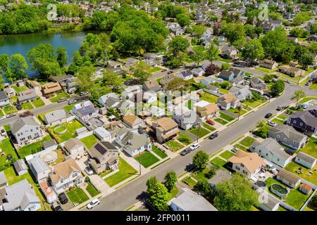 Luftaufnahme von Einfamilienhäusern, einem Wohnviertel Sayreville in der Nähe von Teich in New Jersey USA Stockfoto