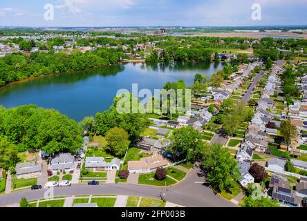 Luftpanoramabsicht auf das Wohngebiet von Sayreville Schöner Vorort von Wohnung in der Nähe von See aus einer Höhe In New Jersey USA Stockfoto